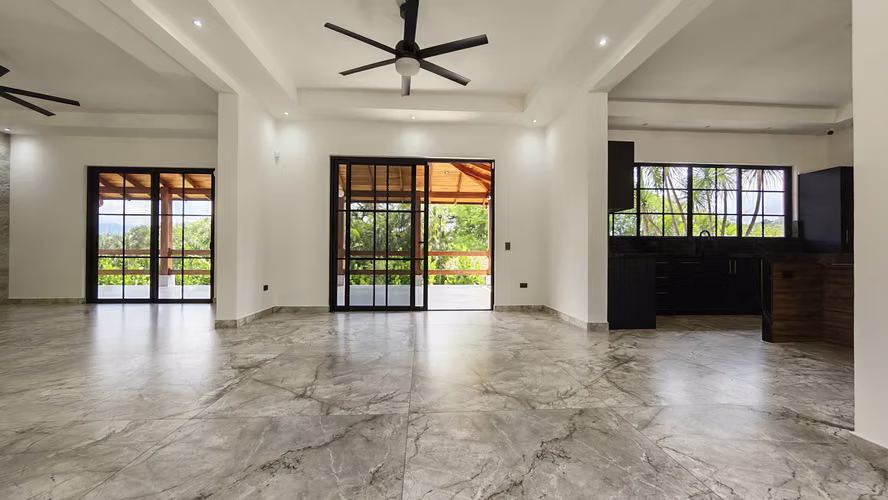 Se vende propiedad con casa de lujo.