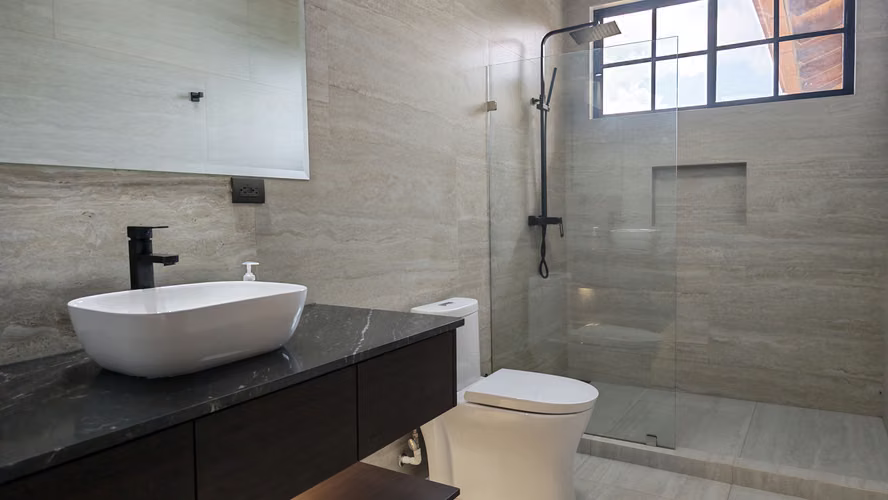 Se vende propiedad con casa de lujo.