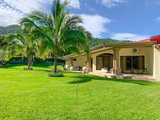 CASA DE 450 M2 DE UNA PLANTA CON 1.875 M2 DE LOTE EN SANTA ANA PIEDADES