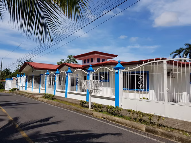 Venta de Espectacular Propiedad con Piscina en Parrita Costa Rica