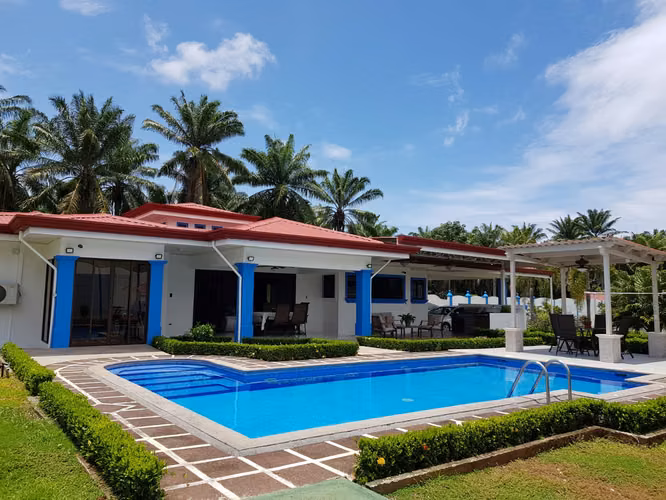 Venta de Espectacular Propiedad con Piscina en Parrita Costa Rica