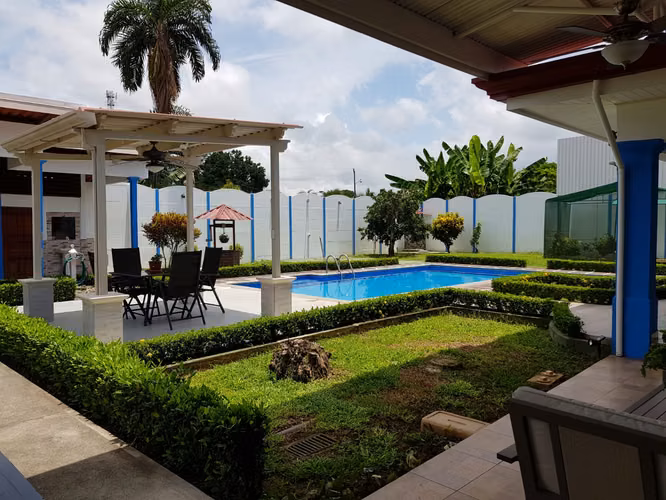 Venta de Espectacular Propiedad con Piscina en Parrita Costa Rica