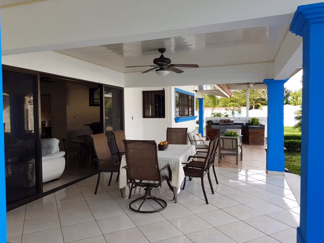 Venta de Espectacular Propiedad con Piscina en Parrita Costa Rica