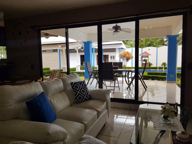 Venta de Espectacular Propiedad con Piscina en Parrita Costa Rica