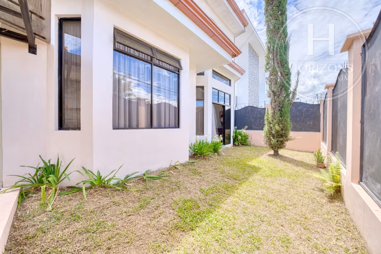 Casa en Venta en Residencial Bosques de Catalán en Granadilla NJA1388DM