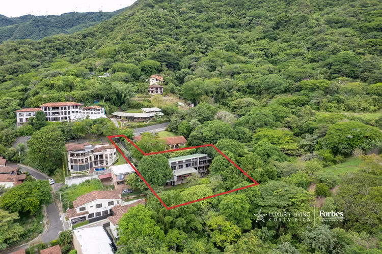21441 - Lujosa casa de 3 niveles rodeada de bosque en Santa Ana - Imagen 2