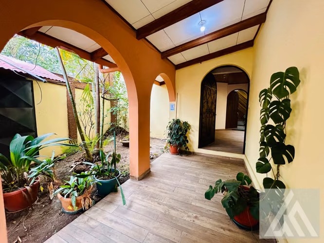 Oportunidad Única de Inversión, Hermoso Edificio de 3 Pisos en Venta, Sabana Sur, San José. - Imagen 2