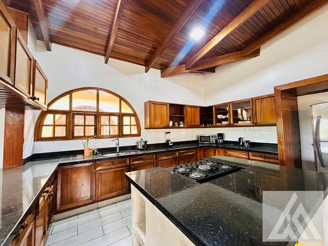 Oportunidad Única de Inversión, Hermoso Edificio de 3 Pisos en Venta, Sabana Sur, San José. - Imagen 4