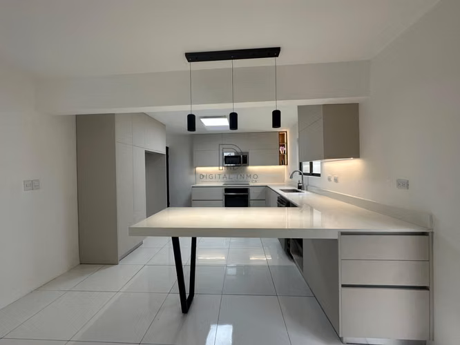 Casa Remodelada en Balcones de la Ribera | 4 Hab | 3.5 Baños | Lote Amplio | $365.000 - Imagen 2