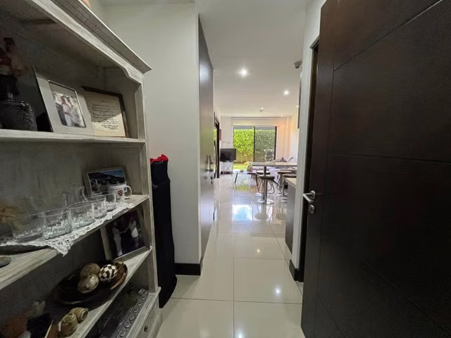 Oferta! Montesol, amueblado, hermoso-fino-como nuevo, 1 hab, A/C, 1.5 baños, terraza, patio. - Imagen 6