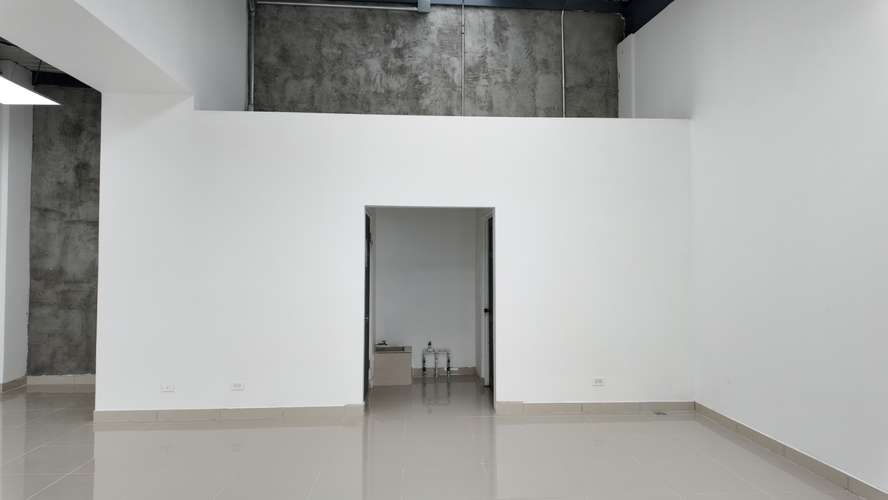 Local comercial 105m2 Santa Ana Centro Plaza con seguridad y parqueo