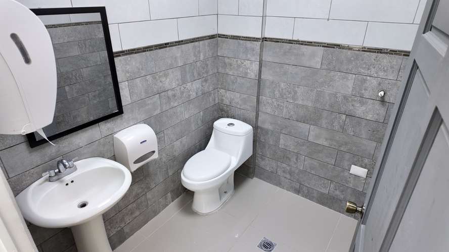 Local comercial 105m2 Santa Ana Centro Plaza con seguridad y parqueo