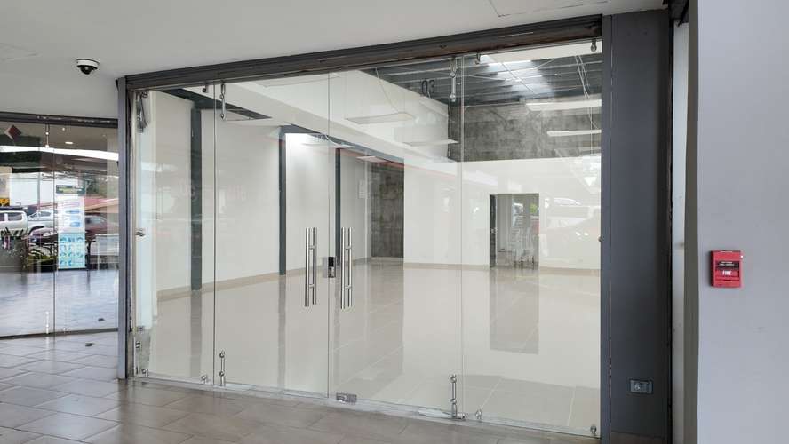 Local comercial 105m2 Santa Ana Centro Plaza con seguridad y parqueo