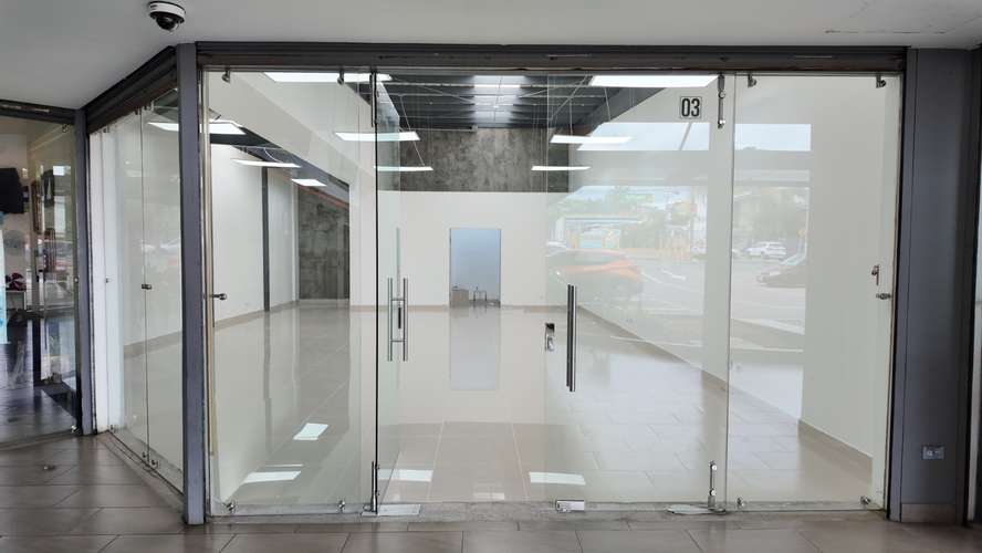 Local comercial 105m2 Santa Ana Centro Plaza con seguridad y parqueo