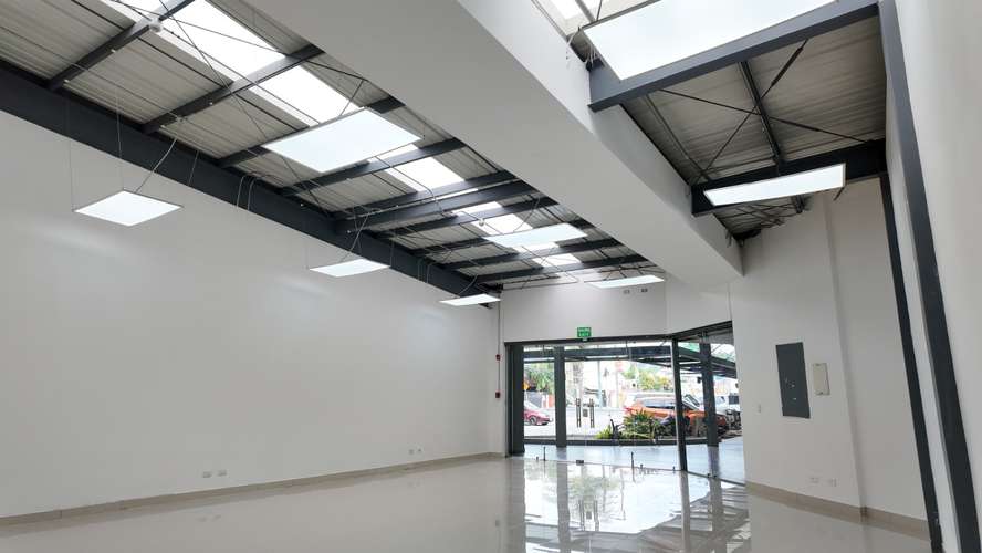 Local comercial 105m2 Santa Ana Centro Plaza con seguridad y parqueo