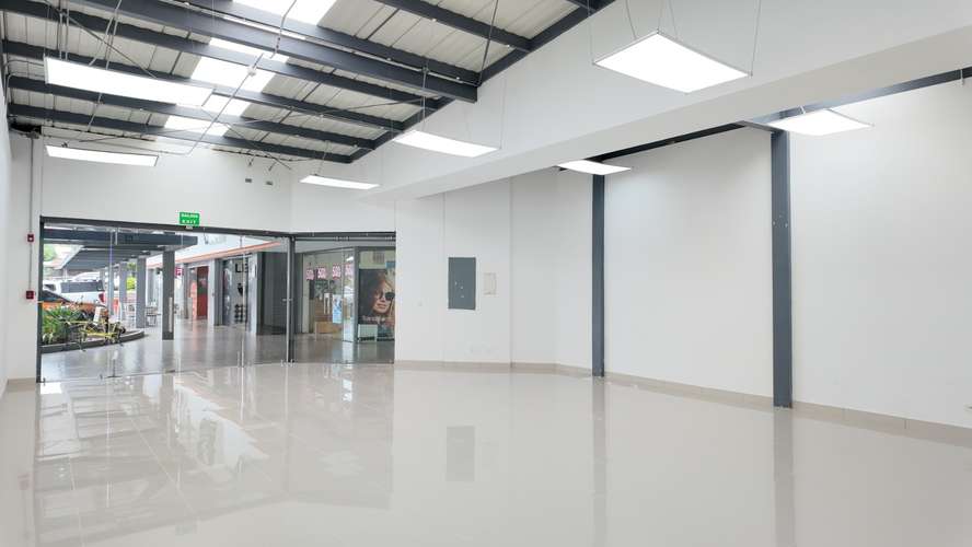 Local comercial 105m2 Santa Ana Centro Plaza con seguridad y parqueo