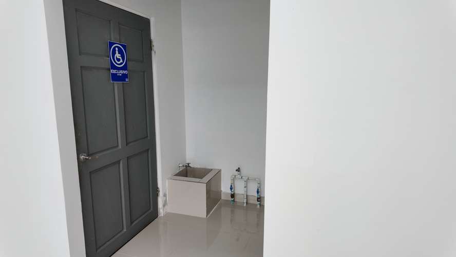 Local comercial 105m2 Santa Ana Centro Plaza con seguridad y parqueo