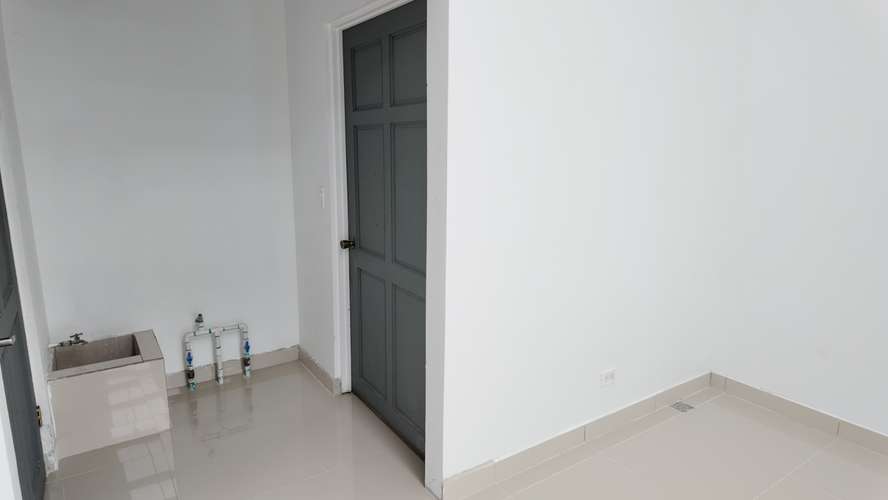 Local comercial 105m2 Santa Ana Centro Plaza con seguridad y parqueo