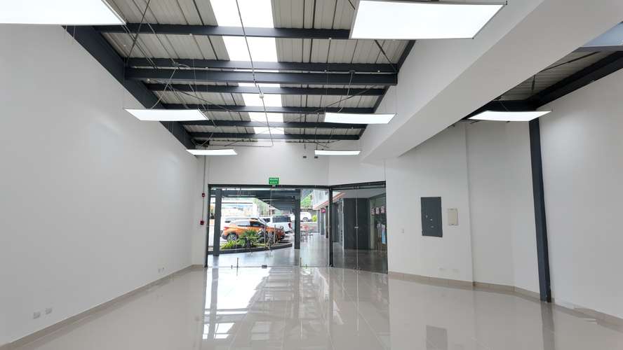Local comercial 105m2 Santa Ana Centro Plaza con seguridad y parqueo