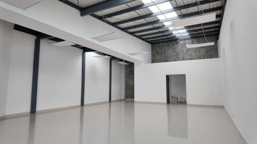 Local comercial 105m2 Santa Ana Centro Plaza con seguridad y parqueo