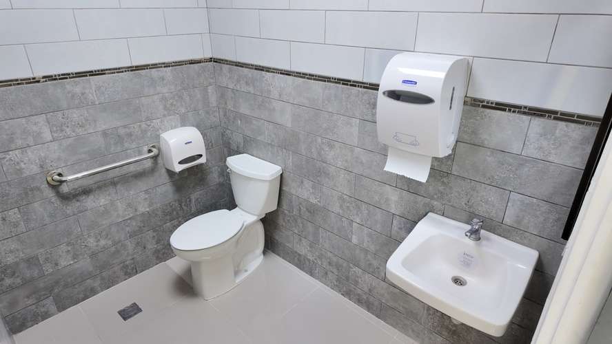 Local comercial 105m2 Santa Ana Centro Plaza con seguridad y parqueo
