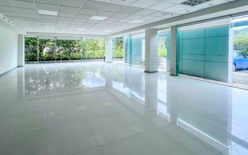 Office space for rent 99 m² in Santa Ana with access to Route 27
