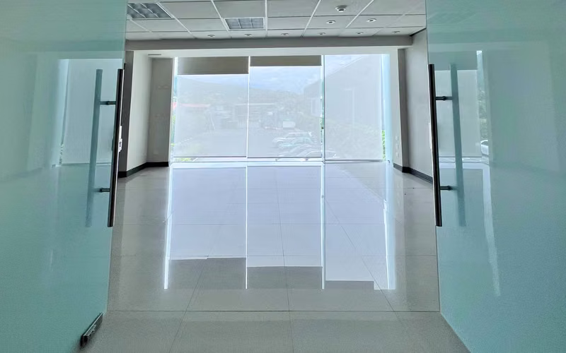 Alquiler Oficina Ejecutiva de 101 m² en Santa Ana con acceso a Ruta 27