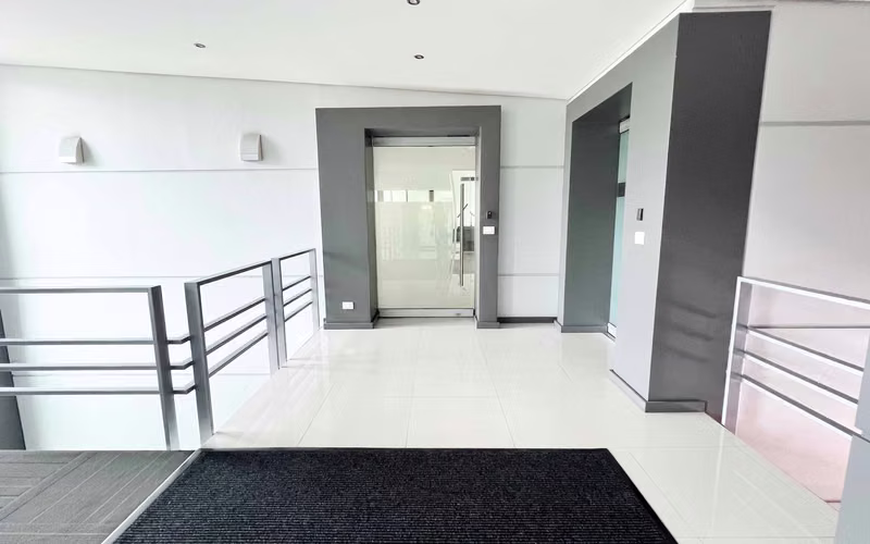 Alquiler Oficina Ejecutiva de 101 m² en Santa Ana con acceso a Ruta 27