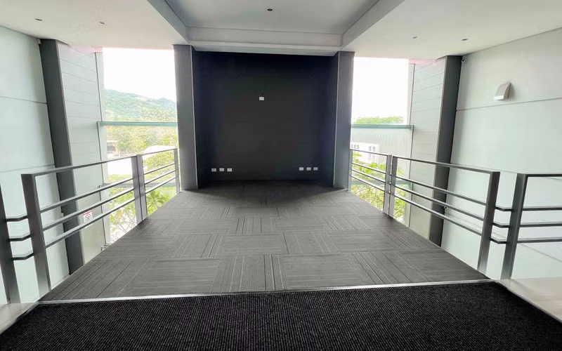Alquiler Oficina de 106 m² en Santa Ana con acceso a Ruta 27