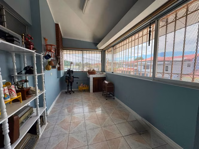 Casa Familiar en La Uruca | 5 Habitaciones  y 5 Baños Completos
