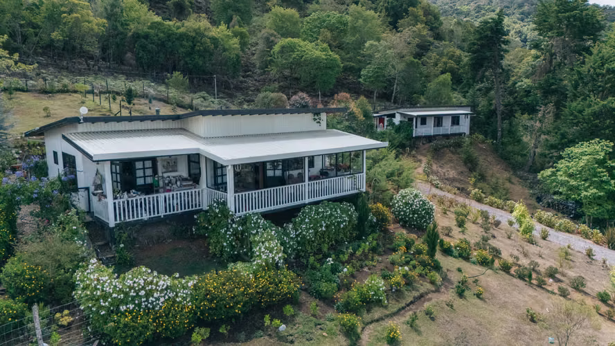 Two cabins + 7,001 m² of land in Jardín de Dota