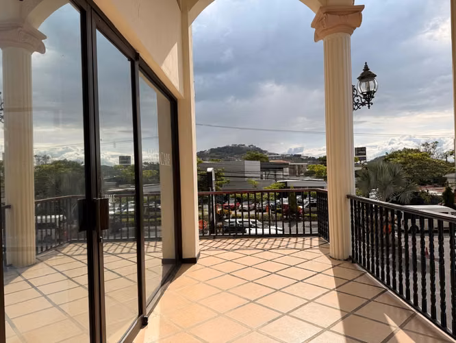 Alquiler de local en Guachipelin Escazu/ ideal para el sector belleza