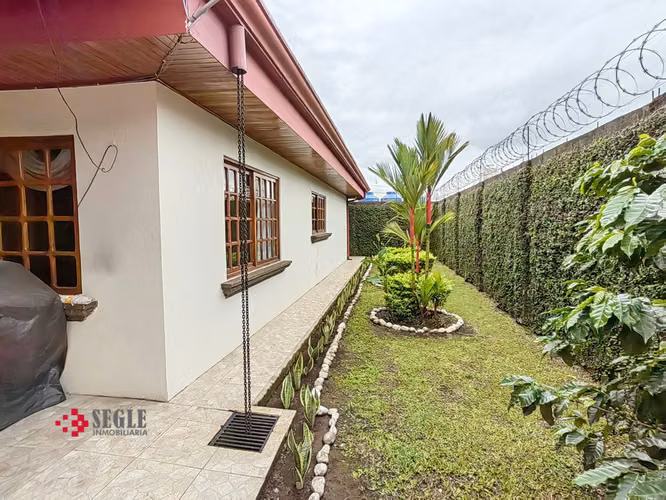 Casa de una planta con uso mixto, Santa Barbara de Heredia. - Imagen 3