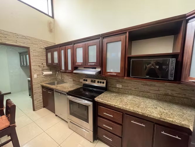 Hermosa casa de 3 habitacions con amplio jardin en La Giralda, Alajuela, Alajuela - Imagen 2