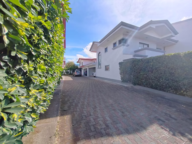 Más que una casa, el hogar de su familia en Santa Ana