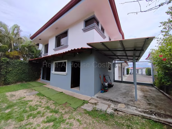 Más que una casa, el hogar de su familia en Santa Ana