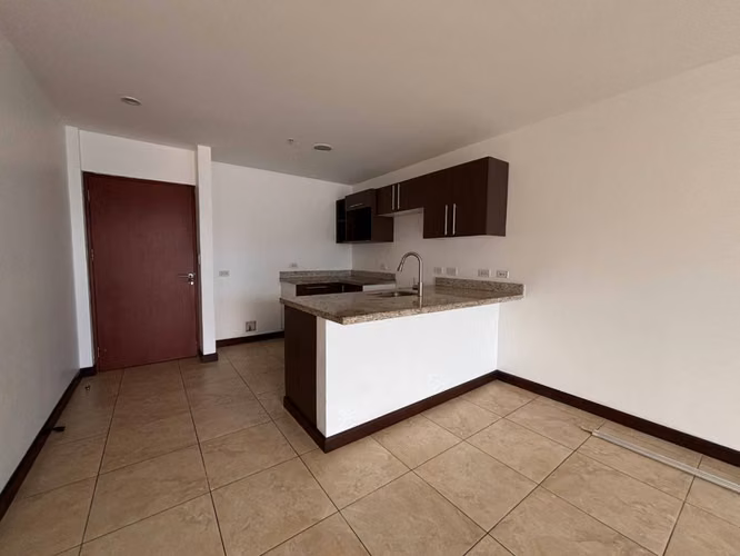 10th-Floor Apartment for Rent at Torres de Paseo Colón with Spacious Private Balcony