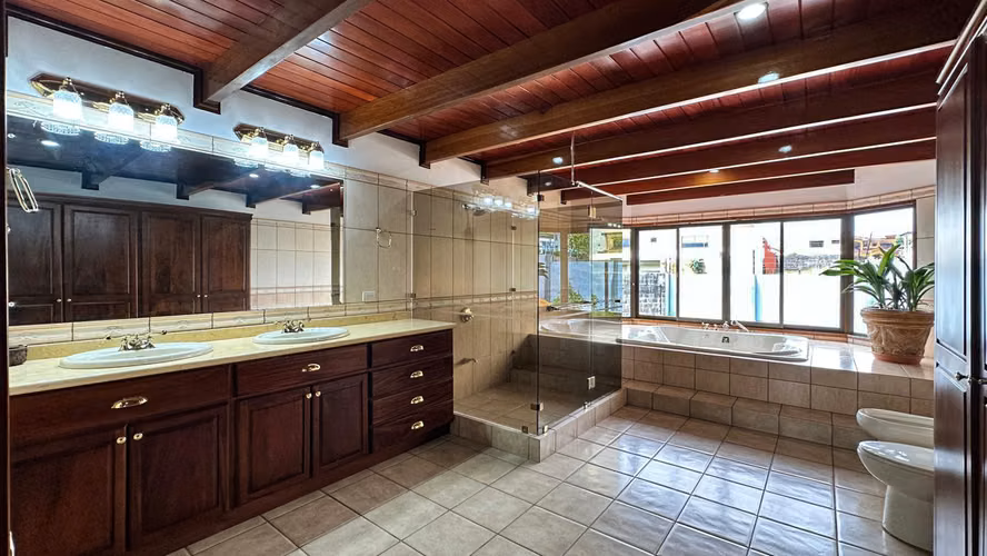 OPORTUNIDAD ÚNICA CASA DE LUJO CON | AVALÚO $640.000 | HOY $475.000, GRECIA (FAU)