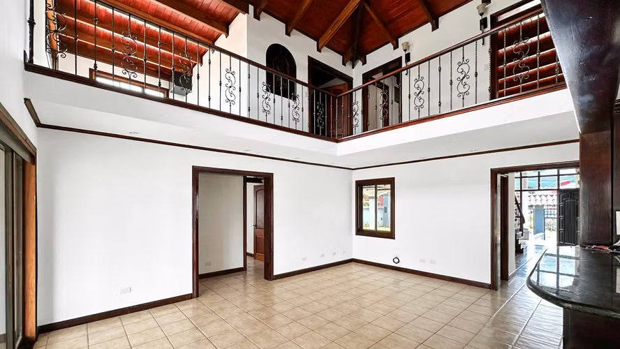 OPORTUNIDAD ÚNICA CASA DE LUJO CON | AVALÚO $640.000 | HOY $475.000, GRECIA (FAU)