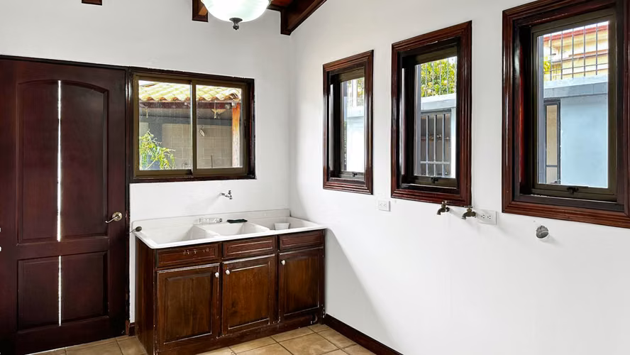 OPORTUNIDAD ÚNICA CASA DE LUJO CON | AVALÚO $640.000 | HOY $475.000, GRECIA (FAU)