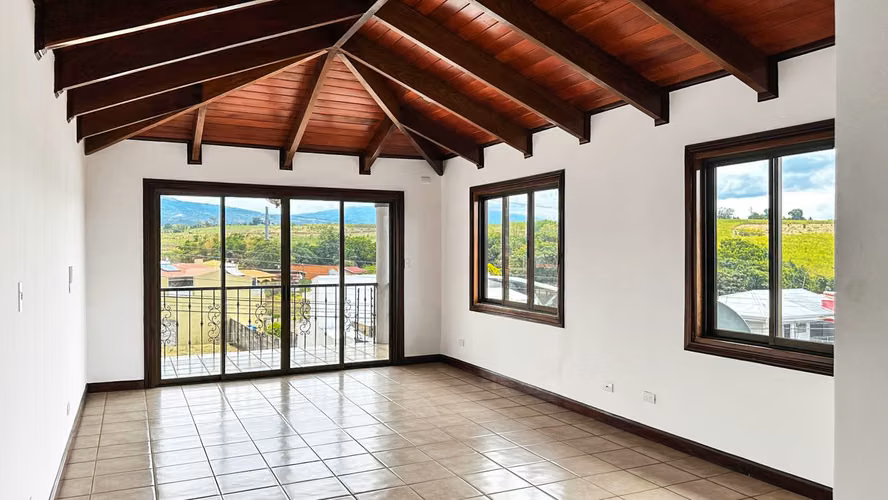 OPORTUNIDAD ÚNICA CASA DE LUJO CON | AVALÚO $640.000 | HOY $475.000, GRECIA (FAU)