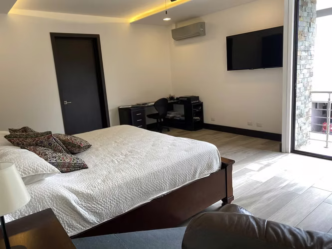 EXCLUSIVA RESIDENCIA EN POZOS DE SANTA ANA