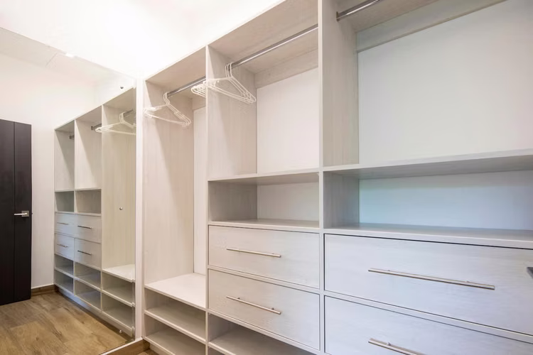 Alquiler con Lujo, Diseño y Ubicación en Rohrmoser | 2 Hab | 2 Parqueos | Amueblado - Imagen 15