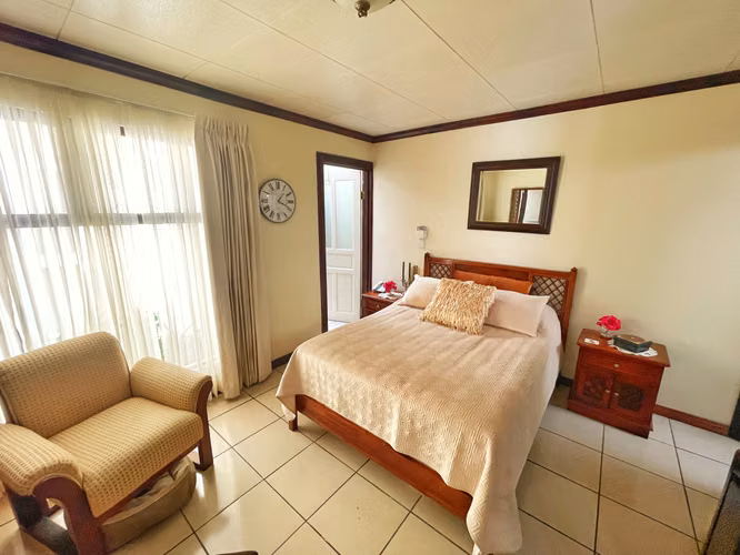 CASA DE UNA PLANTA EN ROHRMOSER CON USO DE SUELO MIXTO! P604 - Imagen 16