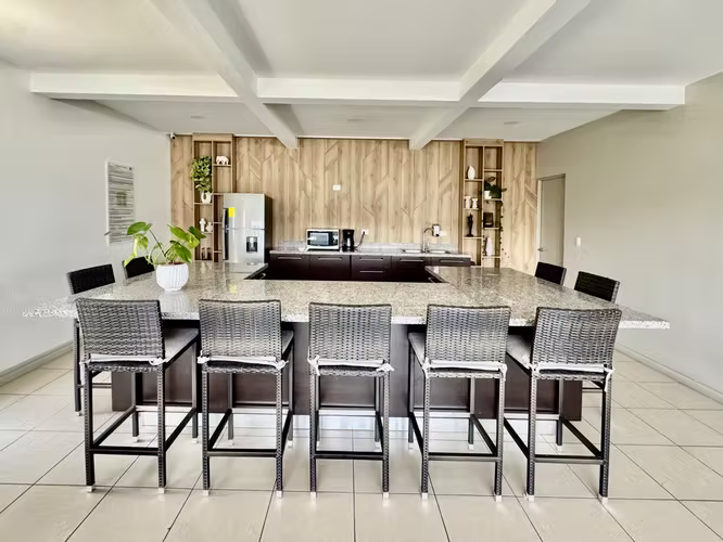 Condominio Rio Palma, gran patio, terraza, 4 parqueos y mezzanine - Imagen 6