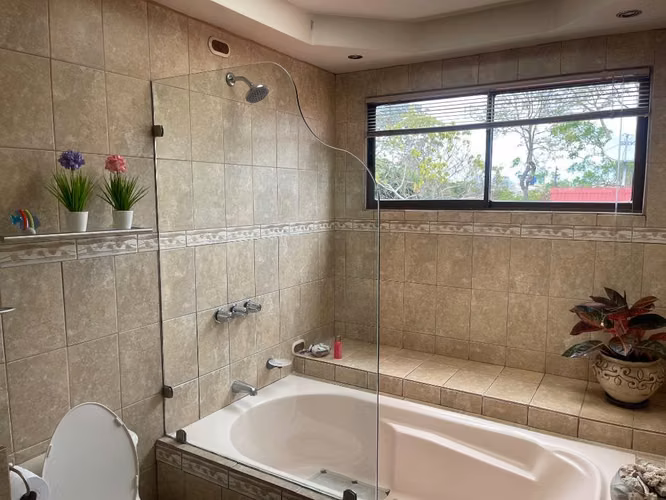 Venta casa en Residencial Los Anonos, Escazú  Urbanización cerrada muy segura