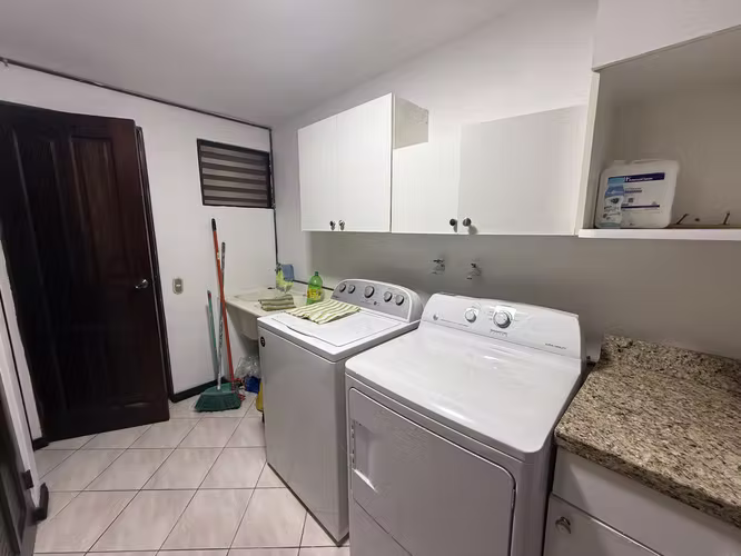 Se vende casa con excelente ubicación - Imagen 4
