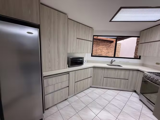 Se vende casa con excelente ubicación - Imagen 5