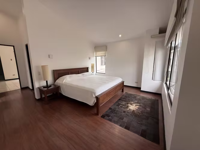Se vende casa con excelente ubicación - Imagen 6