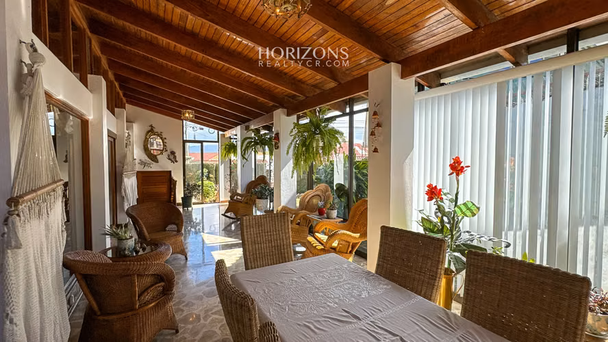 AMPLIA CASA EN VENTA! CON USO DE SUELO MIXTO EN RESIDENCIAL GONZALEZ NJC02